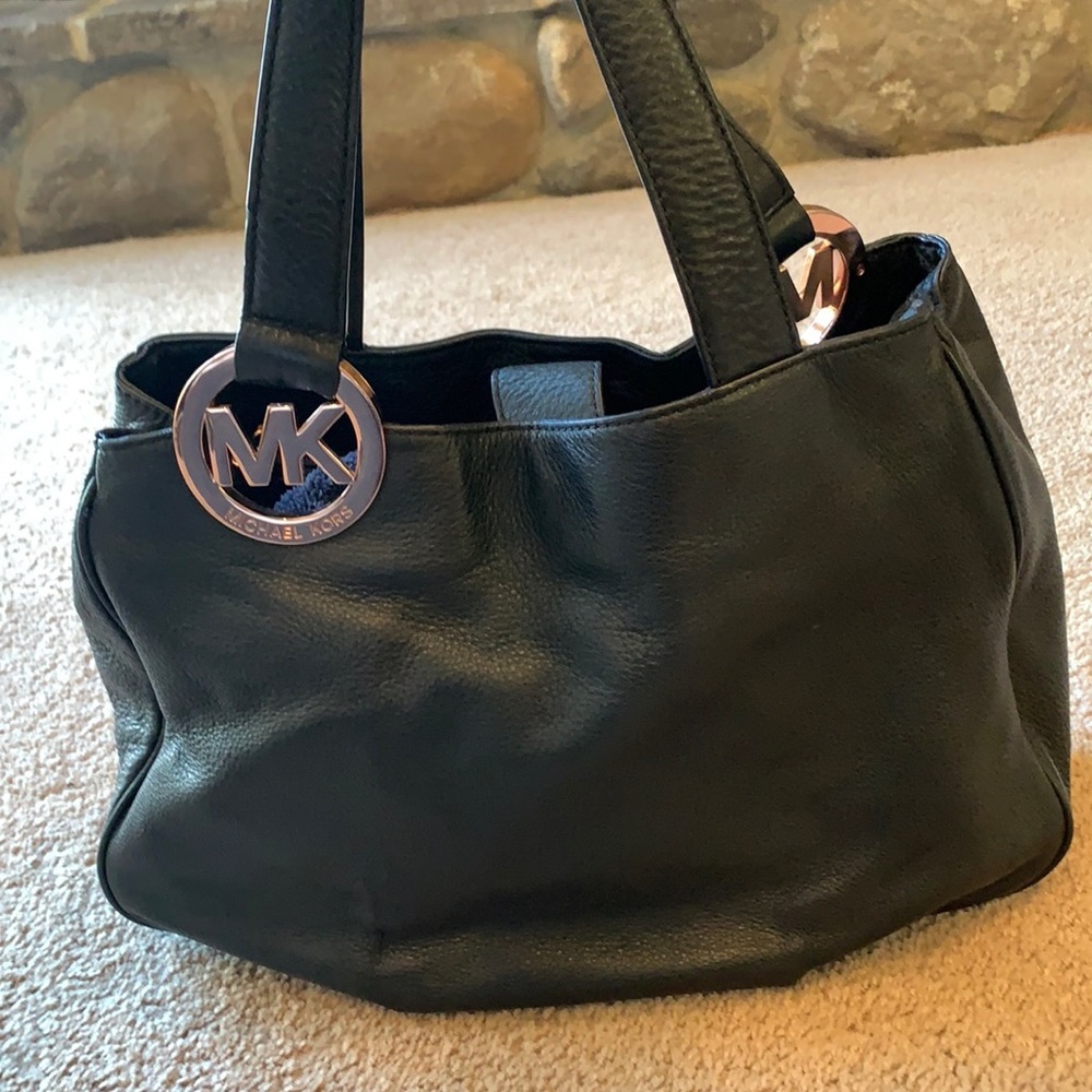 Black pebble leather Micheal Kors purse with rose gold.